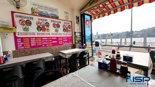 NSP통신-횟집 안에서 보이는 대포항 전경. (사진 = 조이호 기자)