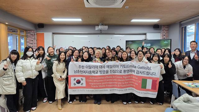 NSP통신-남춘천여자중학교 학생들이 주한 이탈리아 대사와의 만남 프로그램 진행 후 함께 기념촬영을 하고 있다. (사진 = 강원도교육청)