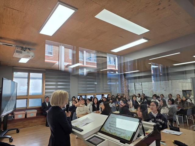 NSP통신-남춘천여자중학교 학생들이 주한 이탈리아 대사와의 만남 프로그램을 진행한 모습. (사진 = 강원도교육청)