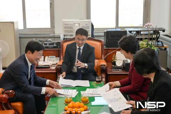 NSP통신-정기명 여수시장이 지난 11월 내년도 정부 예산안에 대한 국회 심의를 앞두고 지역 주요 현안사업의 국비 증액을 위해 국회를 방문했다. (사진 = 여수시)