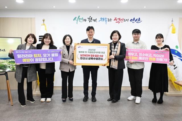 NSP통신-이민근 안산시장(가운데)이 2025년 매개체 및 기생충 감시사업 유공 분야에서 보건복지부 장관 표창을 수상하고 상록수보건소 관계자들과 함께 기념촬영을 하고 있다. (사진 = 안산시)