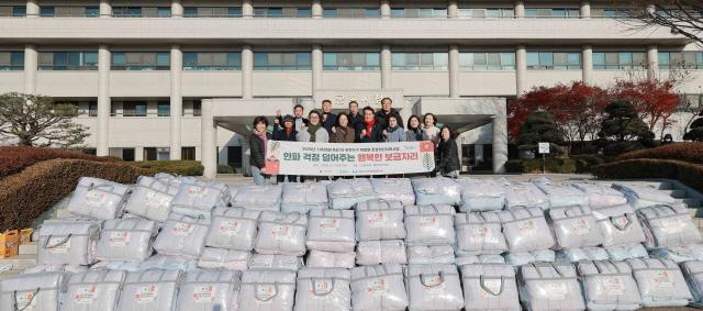 NSP통신-군포시와 군포시지역사회보장협의체가 사회복지공동모금회와 취약 가구 겨울나기를 돕기 위해 250가구에 겨울 이불세트를 전달했다. 사진은 전달에 앞선 기념촬영 모습. (사진 = 군포시)
