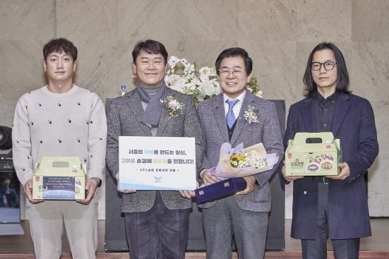 NSP통신-서울시 환경공무관들에게 호빵을 전달하고 기념 촬영을 하고 있다. 왼쪽에서 둘째가 주성준 서울시노동조합 위원장, 셋째가 도세호 SPC 대표이사. (사진 = SPC그룹 제공)