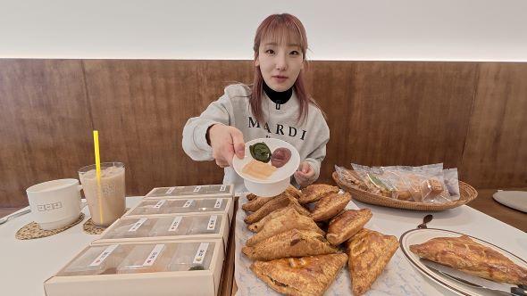 NSP통신-입짧은햇님과 히밥도 반했다, 안동찜닭파이․하회탈 양갱 안동 향토 디저트로 뜬다, 찜닭이 디저트로, 인기 먹방 유튜버도 반한 이색 미식 콘텐츠, 지역 소상공인과 협업, 미식관광 확산 및 지역경제 활성화 기대 (사진 = 안동시)