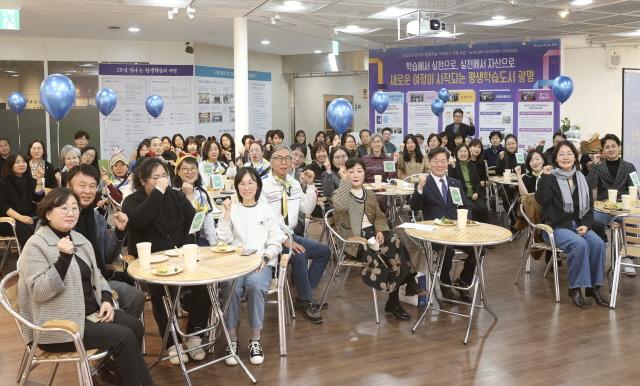 NSP통신-박승원 광명시장이 3일 평생학습원에서 열린 리(Re):본 광명시대 프로젝트 성과공유회에 참석해 광명자치대학교 졸업생으로 구성된 5개 실천단과 기념사진을 촬영하고 있다. (사진 = 광명시)