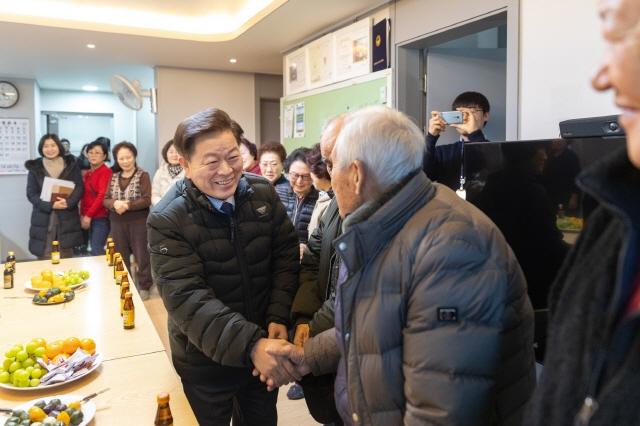 NSP통신-박승원 광명시장이 4일 우리동네 시장실의 일환으로 일직동 양지편 경로당을 방문해 어르신들의 안부를 확인하고 있다. (사진 = 광명시)