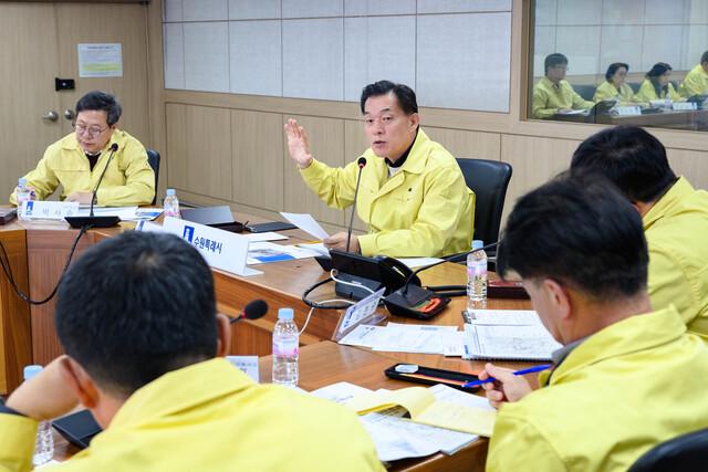 NSP통신-3일 이재준 수원시장이 2025~2026년 겨울철 도로 제설 대책 상황보고회에서 발언을 하는 모습. (사진 = 수원시)