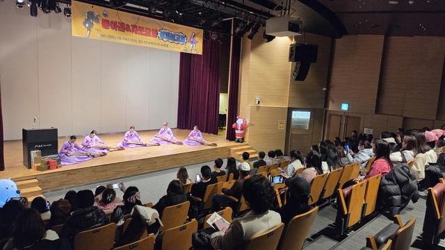 NSP통신-3일 다문화 가족 동아리 및 자조모임 회원들이 기념촬영을 하는 모습. (사진 = 수원시)