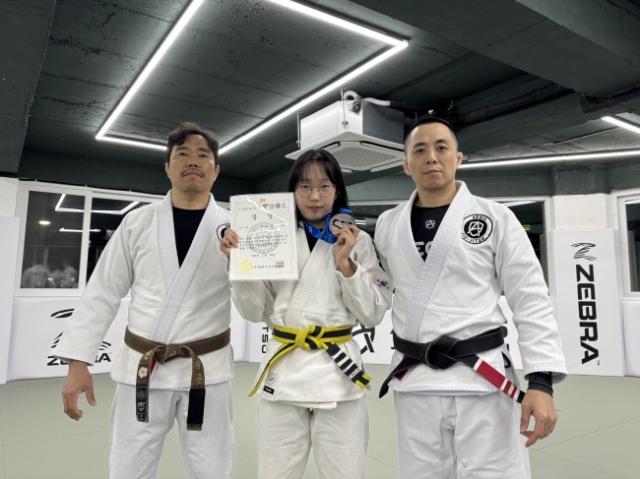 NSP통신-국가대표 선발전 후 석혜원 선수 부(왼쪽), 석혜원 선수, 이상곤 관장이 기념촬영을 하고 있다.