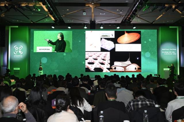 NSP통신-2025 녹색건축한마당 개최 시작과 함께 반 시게루 건축가(日)기 기조 연설을 하고 있다. (사진 = 국토안전관리원.)