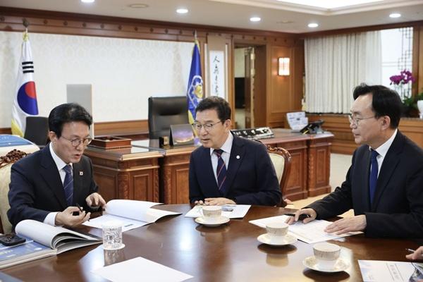 NSP통신-윤병태 나주시장(사진 오른쪽)과 신정훈 국회의원(가운데)이 김민석 국무총리(왼쪽)에게 지역 현안을 설명하며 국비 지원을 요청하고 있다. (사진 = 나주시)