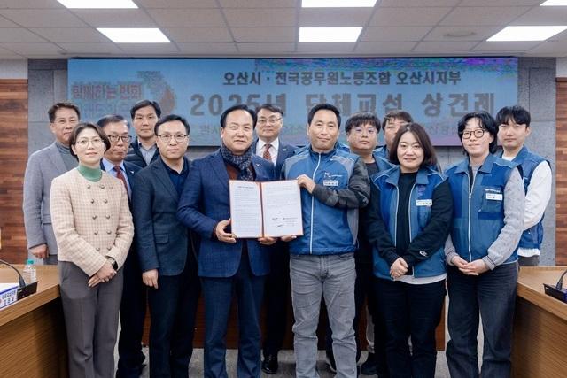 NSP통신-3일 이권재 오산시장(앞 줄 왼쪽 세번째)와 오산시 공무원노동조합이 단체교섭 상견례에서 기념촬영을 하는 모습. (사진 = 오산시)