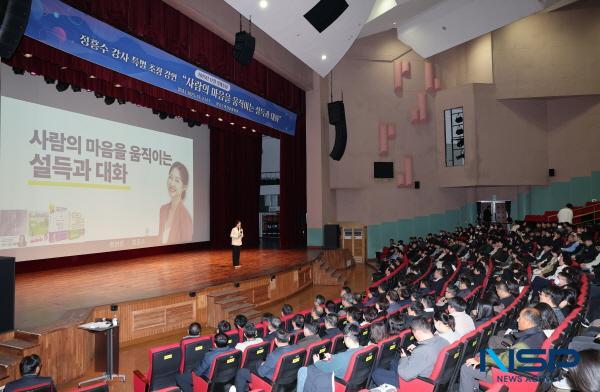 NSP통신-의성군은 지난 3일 의성문화회관에서 공직자 600여 명이 참석한 가운데 12월 정례조회를 개최했다. (사진 = 의성군)