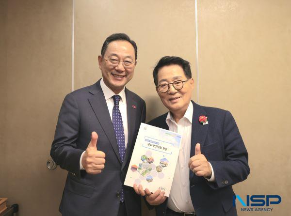 NSP통신-박지원 국회의원(右)와 명현관 해남군수(左) (사진 = 해남군)