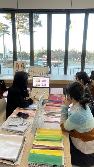 NSP통신-한국수력원자력 한울원자력본부는 지난 2일과 3일 2일간 울진군 성인 대상으로 한울에너지팜에서 퍼스널컬러 & 골격진단 원데이 클래스 에너지아뜰리에를 진행했다. (사진 = 한울원자력본부)