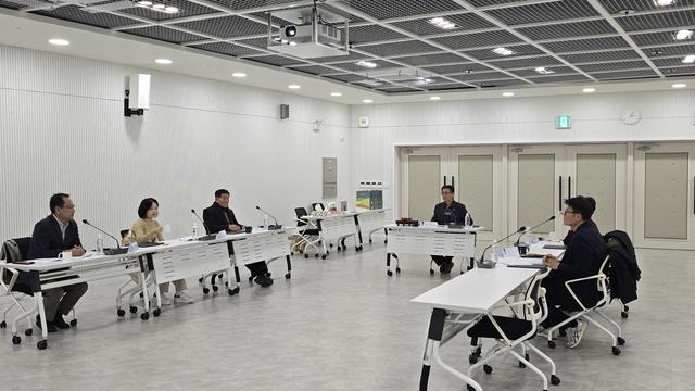 NSP통신-4일 열린 2025년 수원시 수목원 운영자문위원회 회의 모습. (사진 = 수원시)