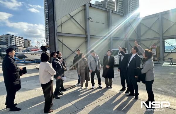 NSP통신-여수시의회 해양도시건설위원회가 이순신마리나 및 소호2지구 연안정비사업 현장을 방문했다. (사진 = 여수시의회)