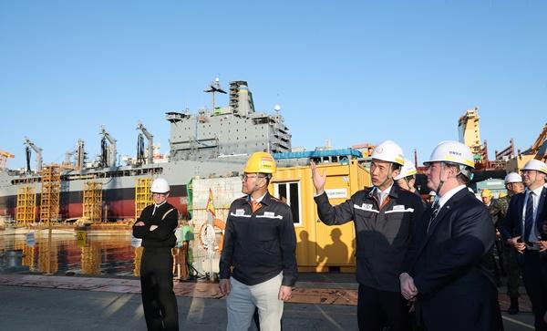 NSP통신-미국 해군성 존 필린 장관(오른쪽 첫번째)과 한화그룹 김동관 부회장(오른쪽 두 번째)이 한화오션 거제사업장 방문 모습 (사진 = 한화 그룹)