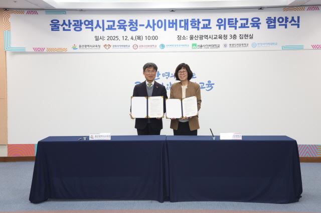 NSP통신-울산광역시교육청-사이버대학교 위탁교육 협약식에서 최윤희 원광디지털대 대학원장(오른쪽)과 천창수 울산광역시교육감이 협약 기념촬영을 하고 있다. (사진 = 원광디지털대)