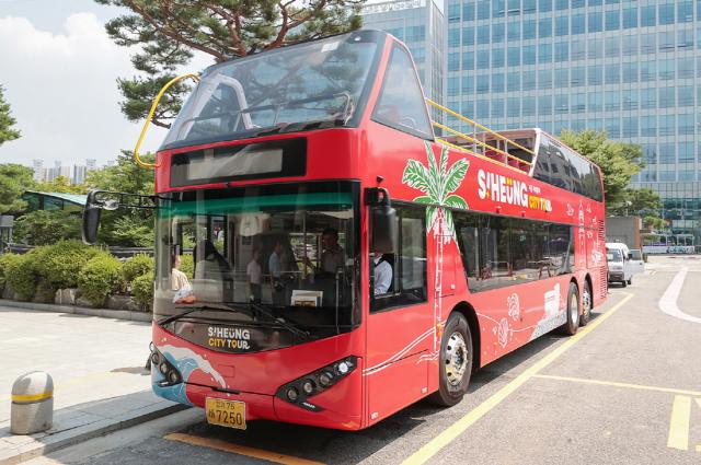 NSP통신-시흥시 오이도~거북섬을 순환하는 2층 버스 전경. (사진 = 시흥시)