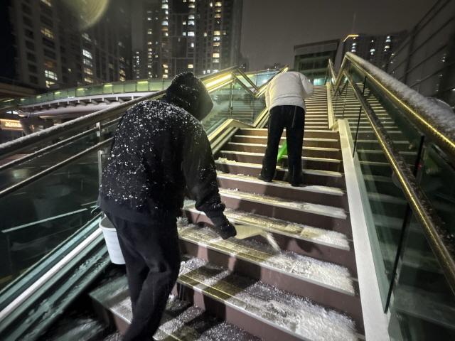 NSP통신-4일 오후 시흥시가 육교 등 결빙 우려 지역에 제설 작업을 하는 모습. (사진 = 시흥시)