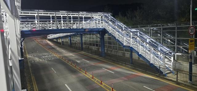 NSP통신-캐노피가 설치된 가수초 보도육교 모습. (사진 = 오산시)