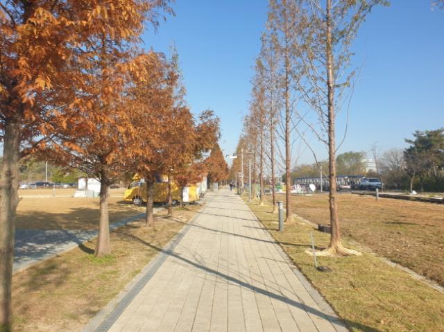 NSP통신-정비 사업을 완료한 의왕시 왕송호수 공원 모습. (사진 = 의왕시)