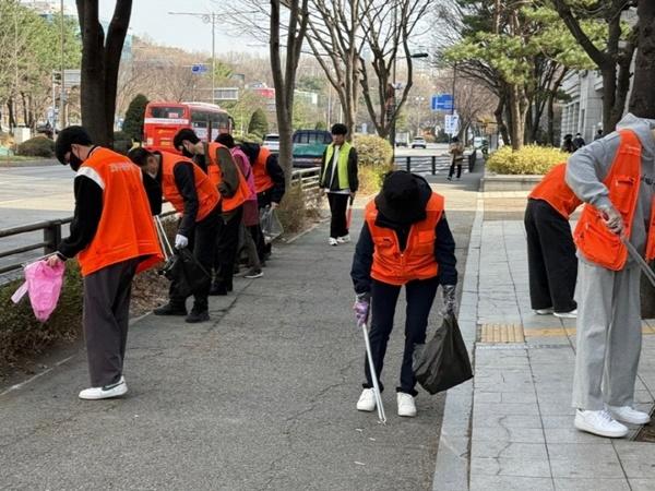 NSP통신-일산동구 일대를 돌아다니며 담배꽁초를 줍는 새내기 봉사자들 (사진 = 고양시)