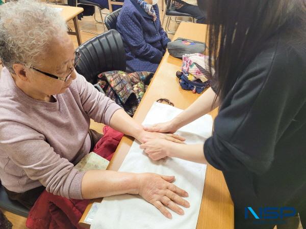 NSP통신-영진전문대학교 메디컬K뷰티과 학생들이 추운 겨울을 맞아 지역사회 어르신들에게 따뜻한 마음을 선사하는 특별한 재능 기부 봉사활동을 펼쳤다. (사진 = 영진전문대학교)
