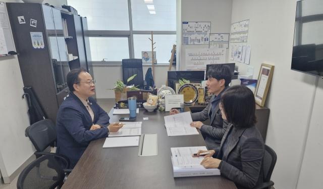 NSP통신-임창휘 경기도의원이 경기도문화체육관광국과 회의하는 모습. (이미지 = 경기도의회)