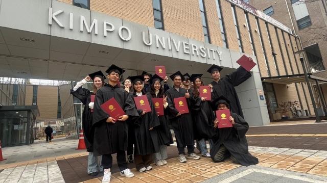 NSP통신-김포대학교 한국어과정 교육과정을 마친 수료생들이 김포대학교 글로벌캠퍼스에서 수료식을 마친 후 기념촬영을 하고 있다. (사진 = 김포대학교)