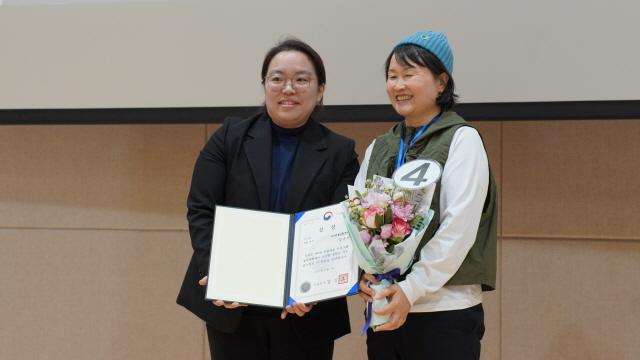NSP통신-제8회 산림치유프로그램 경진대회에서 프로그램 개발 부문에서 우수상을 수상한 원광디지털대 대학원 자연건강학과 김은아 석사 연구생(오른쪽). (사진 = 원광디지털대)