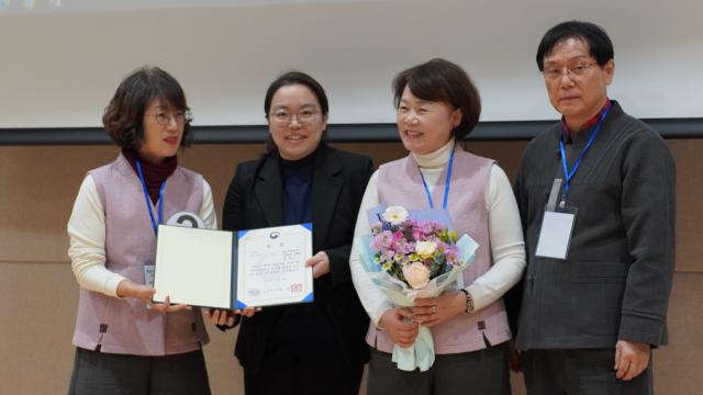 NSP통신-제8회 산림치유프로그램 경진대회에서 프로그램 개발 부문에서 우수상을 수상한 원광디지털대 대학원 자연건강학과 유미 졸업생(왼쪽 첫 번째). (사진 = 원광디지털대)