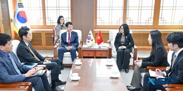 NSP통신-김정기 대구광역시장 권한대행은 5일 산격청사 접견실에서 도안 프엉 란(Doan Phuong Lan) 주부산 베트남 총영사와 만나 대구와 베트남 간 교류협력 방안을 논의했다. (사진 = 대구광역시)