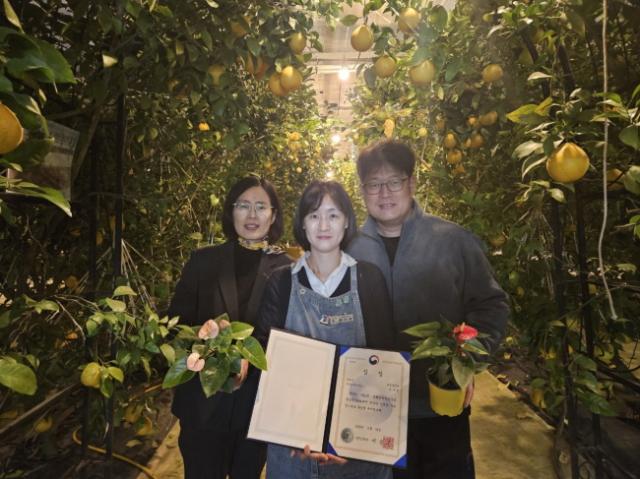 NSP통신-제21회 생활원예·치유농업 경진대회 치유농업 현장 전문가 부문에서 우수상을 수상한 한수정 팜앤트리 대표(가운데). (사진 = 용인특례시)