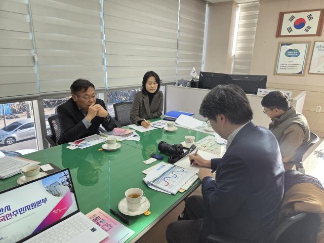 NSP통신-4일 이억배 외국인주민지원본부장(왼쪽 첫번째)이 안산시외국인주민지원본부를 방문한 아사히신문 기자들에게 외국인정책에 대해 설명하고 있다. (사진 = 안산시)