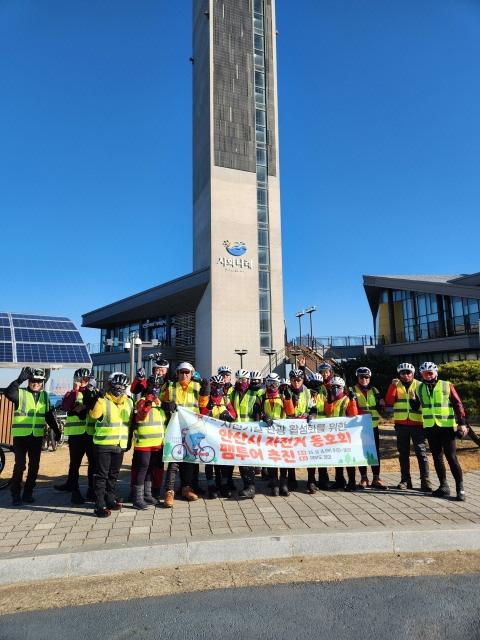 NSP통신-4일 안산시 자전거 동호회 회원들이 대부도 일대에서 자전거길 관광 활성화를 위한 팸투어를 진행하고 함께 기념촬영을 하고 있다. (사진 = 안산시)