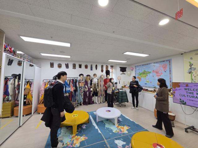 NSP통신-요미우리 기자단이 2일 안산시외국인주민지원본부를 방문해 세계문화체험관을 둘러보고 있다. (사진 = 안산시)