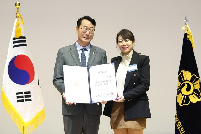 NSP통신-5일 정명근 화성시장이 자문위원과 기념촬영을 하고 있다. (사진 = 화성시)