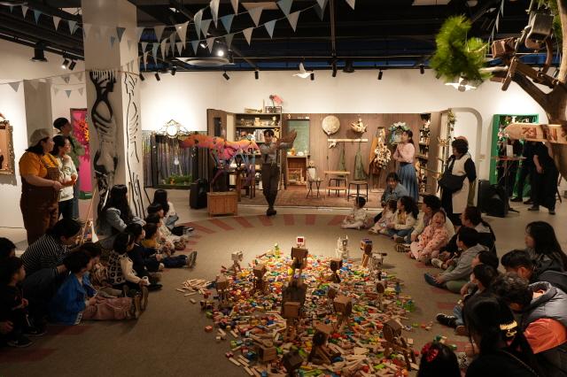 NSP통신-이머시브 전시형 연극 제페토의 작업실: 피노키오의 탄생 공연 모습. (사진 = 용인문화재단)