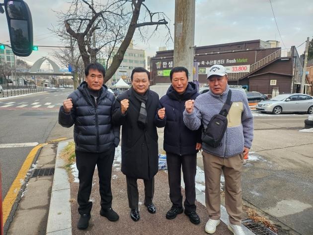 NSP통신-안산소방서 반월의용소방대 단합대회에서 김석훈 전 국민의힘 안산갑 당협위원장(왼쪽 두 번째)이 대원들과 화이팅을 외치고 있다. (사진 = 김석훈 전 국힘 안산갑 당협위원장)