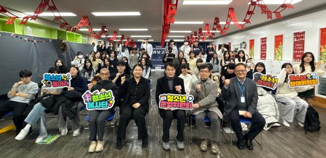 NSP통신-하은호 이사장이 군포시청소년수련관 자치조직 성과보고회에 참석한 청소년들과 기념촬영을 하고 있다. (사진 = 군포시)