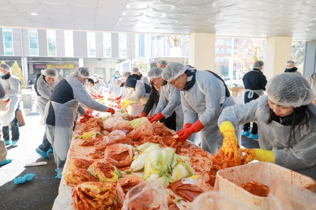 NSP통신-교세라AVX컴포넌트군포 직원들이 사랑의 김장나눔 행사를 진행하는 모습. (사진 = 군포시)