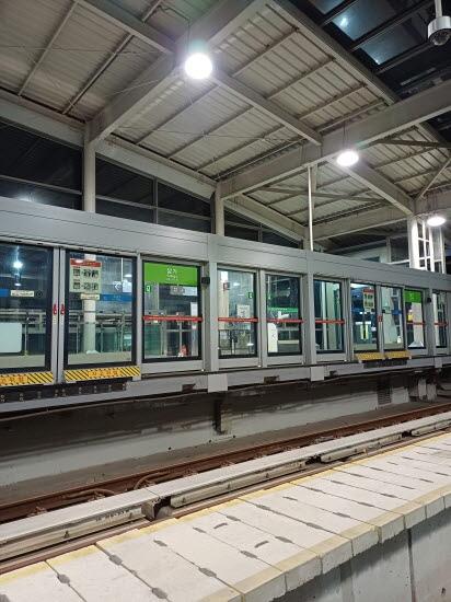 NSP통신-용인경전철 이용객의 안전을 위해 설치한 승강장 안전문(PSD) 가동문 이탈방지 가이드 슈(guide shoe) 보강공사 완료 모습. (사진 = 용인특례시)