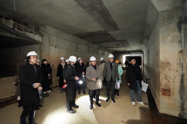 NSP통신-구미동 성남물빛정원 지하 공동구 활용도를 찾기 위해 진행 중인 시민 탐사대 프로그램에 참여 중인 신상진 성남시장. (사진 = 성남시)