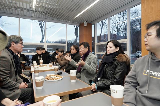 NSP통신-신상진 성남시장이 성남물빛정원 지하 공동구 시민 탐사대 참여자들과 대화를 하고 있다. (사진 = 성남시)