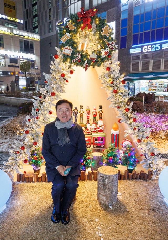 NSP통신-진교훈 서울 강서구청장이 발산역 1번 출구 앞 광장에 조성된 마곡 위시빌리지 점등식을 찾아 크리스마스 조형물 앞에서 기념사진을 찍고 있다. (사진 = 서울 강서구청)