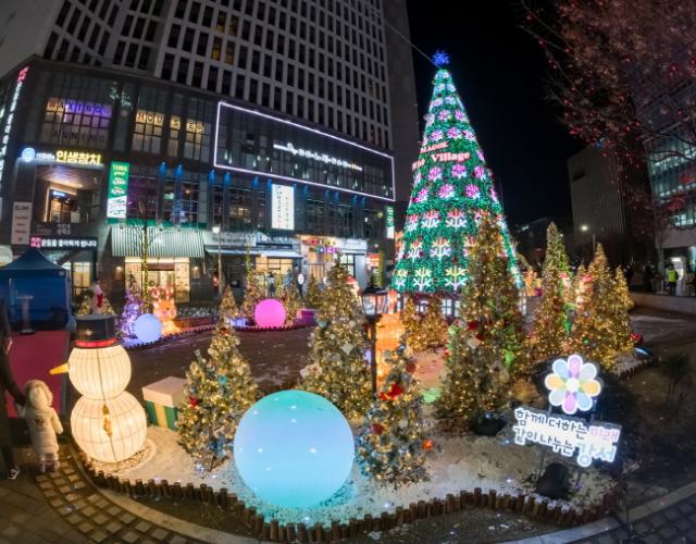 NSP통신-서울 강서구 발산역 1번 출구 앞 광장에 조성된 마곡 위시빌리지. 11m 높이의 대형 트리를 중심으로 크고 작은 화려한 트리와 각양각색의 조명 장식을 설치해 연말 분위기를 가득 느낄 수 있도록 했다. (사진 = 서울 강서구)