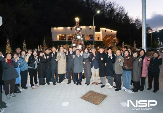 NSP통신-광영동 교통섬 마을정원 크리스마스트리 점등식 (사진 = 광양시청)
