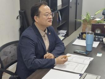 NSP통신-임창휘 경기도위원이 각 실국의 예산안 보고를 받고 있다. (사진 = 경기도의회)